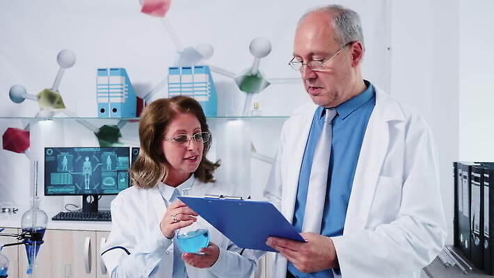 직업 여자 남자 산업 과학 건강 현미경 실험 사람 스터디 컴퓨터 약 스크린 장비 의사 코트 업무 작업 그룹 센터 실험실 연구원 과학자 분석 시설 생물학 튜브 공학 발견 조제 개발 돌봄 백신 유전 화학자 4K MOV 해외동영상 클립영상 교육 컨셉 의학 모션 실험기구 전자제품 학습 외투 의료진 만들기 동영상 학자 파일형식