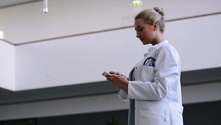 백인 여자 남자 통신 청소년 협력 독일 실내 병원 대화 20대 두명 스마트폰 핸드폰 건강관리 고통 의사 코트 실험복 복도 질병 토론 전화기 통화 뮌헨 바이에른 성인여자만 MOV 해외동영상 클립영상 서양인 감정 유럽 의학 모션 건강 관리 말하기 사람 청년 내부 전자제품 스마트기기 외투 의료진 가운 동영상 여자만 성인만 파일형식