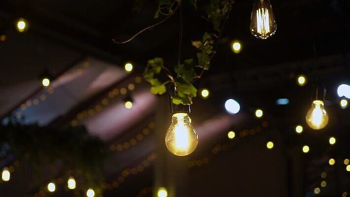 줄 결혼 전구 휴가 조명 주택 매달리기 사람없음 장식 빛 노란색 파티 축제 화환 황혼 모임 수확 등불 램프 축하 야간 저녁 오브젝트 잔치 보케 빛망울 광 뒤뜰 텅스텐 MOV 해외동영상 클립영상 자연요소 꽃 컬러 컨셉 농업 모션 이벤트 건물 일몰 원소 동영상 파일형식