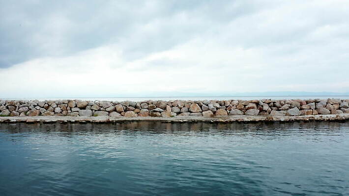 바다 여행 안테나 풍경 사람없음 물 파란색 컬러풀 항구 만 보트 역사 재산 숲 땅 그림 포트 동쪽 나루 드론 옛날 4K MOV 해외동영상 클립영상 자연요소 컬러 배_교통 통신 교통시설 금융 방향 동영상 파일형식