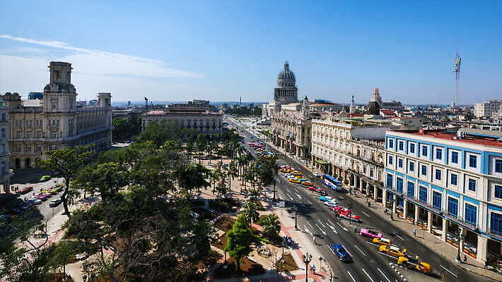 나무 건축양식 하늘 사람없음 야외 관광지 하이앵글 도시풍경 쿠바 연립주택 아바나 4K 타임랩스 락다운 MOV 해외동영상 클립영상 식물 건축 뷰포인트 여행 주택 촬영기법 풍경 도시 중앙아메리카 동영상 파일형식