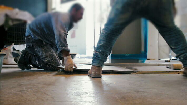 직업 산업 표면 노동자 바닥 실내 사람 내부 건물 쌓기 장비 건설현장 공구 고리 보행로 수리 망치 타일 시멘트 정리 개발 건축업자 공예가 넣기 미장 석고 석공 콘크리트 MOV 해외동영상 클립영상 건축물 건축 길 모션 건설업 도구 동영상 파일형식