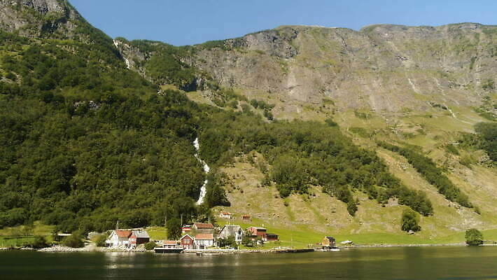 주간 나무 여행 자연 산 노르웨이 사람없음 파란색 강 도시풍경 마을 계곡 보트 숲 언덕 북쪽 타운 스카이라인 스칸디나비아 피오르 4K MOV 해외동영상 클립영상 자연요소 식물 유럽 컬러 배_교통 풍경 도시 방향 생태계 지형 동영상 파일형식