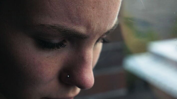 백인 여자 감정 컨셉 생각 창문 청소년 실내 표정 한명 옆모습 슬픔 흰색 표현 어려움 우울감 우울증 투쟁 4K MOV 해외동영상 클립영상 서양인 1 뷰포인트 컬러 사람 내부 질병 동영상 파일형식