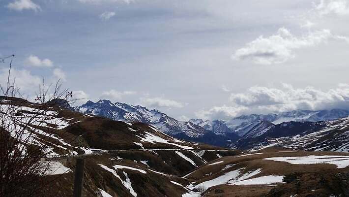 전통 유럽 여행 겨울 자연 하늘 휴가 산 파노라마 사람없음 야외 계곡 추위 흰색 시골 스페인 정상 고도 언덕 휴양지 지역 아라곤 내추럴 랜드마크 절정 눈내림 4K MP4 해외동영상 클립영상 계절 나라 컬러 눈_날씨 촬영기법 장소 생태계 동영상 파일형식
