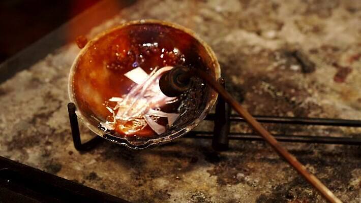 직업 손 산업 포즈 부분 불 불꽃 노동자 미술 사람 사람없음 빛 금속 힘 공구 녹음 손전등 업무 뜨거움 도자기 사발 닫기 제조 은색 보석 버너 만들기 가스 온도 파운드 금괴 장인 내추럴 연소 용접 용접공 조작 4K MOV 해외동영상 클립영상 자연요소 컬러 돈 모션 재질 문화예술 조명 신체부위 도구 기록 작업 사기그릇 황금 광석 동영상 파일형식