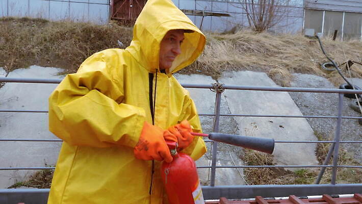 손 남자 산업 유니폼 불 불꽃 주택 한명 안전 노란색 장비 긴급 잡기 도움 뜨거움 자신감 연기 그릴 보호 위험 소방관 서비스 보안 공포 분무기 소화기 경보 넣기 제어 화상 4K MOV 해외동영상 클립영상 자연요소 1 옷 감정 컬러 컨셉 모션 주방용품 사람 건물 신체부위 상처 안전장비 구조원 소방 동영상 파일형식