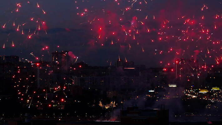 행복 컬러 백그라운드 하늘 불 추상 휴가 불꽃 기념 폭죽 미술 이벤트 사람없음 빨간색 빛 컬러풀 파티 축제 어둠 축하 야간 폭발 7월 4K MOV 해외동영상 클립영상 자연요소 감정 컨셉 무늬 문화예술 날짜 동영상 파일형식