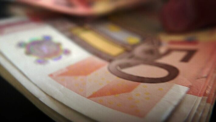 직업 손 남자 종이 백그라운드 지폐 돈 비즈니스 성공 관리 사람 정장 사람없음 금융 사무실 검은색 어둠 거래 저축 유로 잡기 악단 업무 비즈니스맨 계산 시장 재산 구매 주기 투자 만들기 결제 계산서 월급 빚 마피아 부정부패 세금 카운트 4K MP4 해외동영상 클립영상 옷 음악 컬러 컨셉 모션 신체부위 경제 쇼핑 작업 직장인 동영상 파일형식