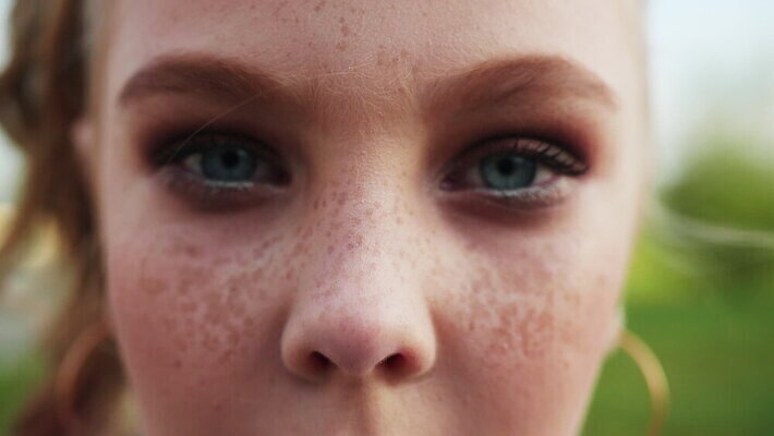 백인 모델 외관 응시 여자 감정 얼굴 어린이 백그라운드 컨셉 자연 한명 초록색 빛 금발 뷰티 머리 귀걸이 봄 화장품 재킷 립스틱 표현 화려 눈썹 속눈썹 피부 입술 멀리 주근깨 도발 섬광 심각 직진 스타일 MOV 해외동영상 클립영상 서양인 1 헤어스타일 시선 계절 컬러 장신구 사람 신체부위 외투 점 생태계 동영상 파일형식