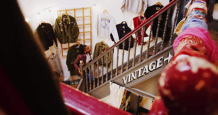 라이프스타일 디자인 남자 청소년 잉글랜드 실내 20대 두명 캐주얼 쇼핑 하이앵글 유행 걷기 계단 상점 수확 경계선 구매 요크셔테리어 고객 소매 구식 성인남자만 4K MOV 해외동영상 클립영상 옷 선 뷰포인트 농업 모션 영국 사람 청년 내부 생활 테리어 경계 동영상 남자만 성인만 파일형식