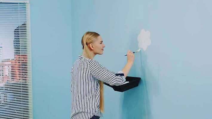 여자 꽃 벽 컬러 창문 아파트 주택 한명 내부 장식 인테리어 사무실 고층빌딩 페인트 방 공구 붓 업무 얼룩 그리기 수리 롤러 페인트붓 화가 DIY 업그레이드 4K MOV 해외동영상 슬로모션 클립영상 식물 직업 1 디자인 비즈니스 모션 촬영기법 사람 빌딩 취미 건물 도구 작업 동영상 파일형식