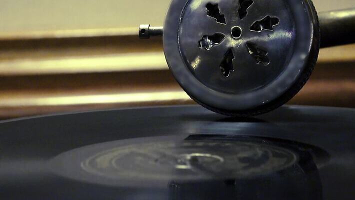 디자인 음악 백그라운드 놀이 손잡이 미술 사람없음 목재 상자 금속 확성기 소리 듣기 장비 수확 골동품 기구 춤 고리 역사 시장 클래식 향수 오브젝트 복고 오디오 축음기 비닐 턴테이블 고물 구식 깔대기 되감기 옛날 조작 플레이어 스타일 4K MP4 해외동영상 클립영상 나무 음향기기 컨셉 농업 재료 모션 재질 문화예술 전자제품 화장품 동영상 파일형식