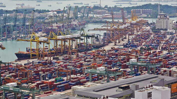 산업 아시아 바다 비즈니스 교통시설 풍경 사람없음 가로 항구 글로벌비즈니스 동남아시아 거래 화물 도시 역 상품 나무상자 컨테이너 창고 기중기 방파제 적재 부둣가 물류 싱가폴 로딩 조감도 터미널 선박 타임랩스 MOV 해외동영상 클립영상 공공시설 나라 교통 수상교통 촬영기법 상자 글로벌 운송업 중장비 시설 동영상 파일형식