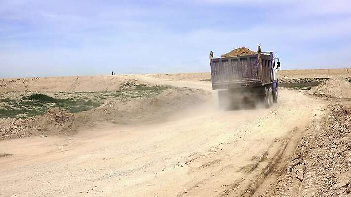 산업 도로 지구 모래 포즈 교통시설 모션 사람없음 건물 기계 흙 장비 트럭 업무 땅 불도저 굴착기 버리기 발굴 양동이 국자 먼지 짐차 무거움 땅바닥 로딩 채석 4K MP4 해외동영상 클립영상 건축물 길 교통 자동차 주방용품 바닥 작업 중장비 무게 시설 동영상 파일형식