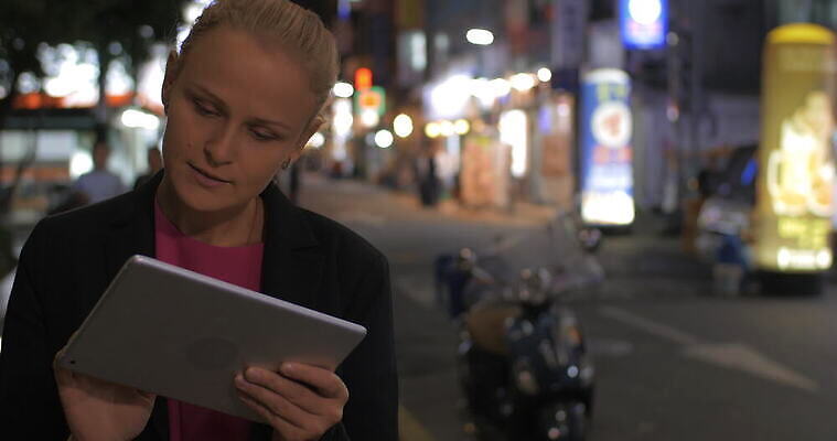 백인 라이프스타일 배너 아시아 도로 인터넷 거리 서울 사람 성인 컴퓨터 태블릿 터치패드 알약 디지털 웹 도시 서핑 야간 무선전화기 검색 온라인 빛망울 패드 터치스크린 4K MOV 해외동영상 클립영상 자연요소 서양인 나라 길 교통시설 한국 생활 전자제품 빛 스마트기기 약 수상스포츠 전화기 동영상 파일형식