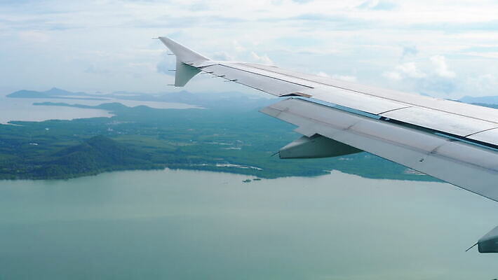 바다 섬 여행 백그라운드 교통시설 태국 자연 하늘 비행기 안테나 사람없음 야외 물 파란색 우주 흰색 정상 대패 안다만 푸켓 수평선 4K MOV 해외동영상 클립영상 자연요소 아시아 컬러 교통 통신 항공교통 대중교통 시설 생태계 동영상 파일형식