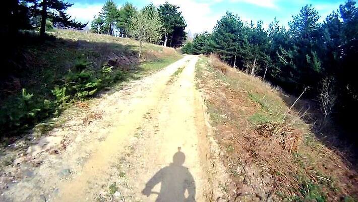 도로 스포츠 포즈 이동 자국 모션 자연 산 경사 야외 운동 자전거 경쟁 승차 소프트포커스 숲 속도 흥분 사이클링 바이크레이서 바이킹 블러 산악자전거 1인칭시점 MOV 해외동영상 클립영상 시선 감정 길 컨셉 교통시설 촬영기법 건강 바이크 육상스포츠 생태계 동영상 파일형식