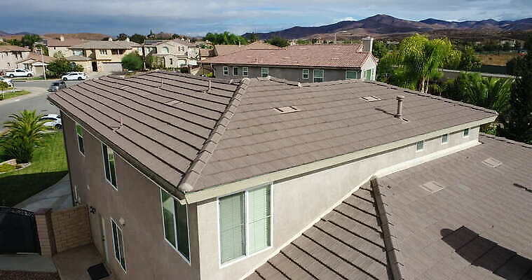 산업 하늘 지붕 부동산 주택 안테나 한명 야외 건물 땅 타일 기중기 항공촬영 대패 드론 측량사 4K MOV 해외동영상 클립영상 직업 1 건축물 뷰포인트 통신 사람 중장비 재산 동영상 파일형식