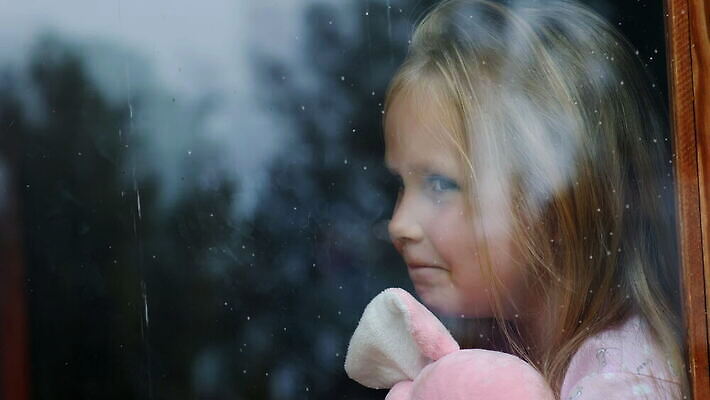 백인 라이프스타일 손 응시 여자 감정 얼굴 어린이 창문 유리 스트레스 주택 한명 사람 야외 반사 놀이방 슬픔 수확 물방울 관찰 충돌 빗방울 문제 긴장 노려봄 비명 우울감 우울증 천진난만 혼자 4K MOV 해외동영상 클립영상 서양인 1 시선 컨셉 농업 모션 재질 표정 건물 생활 신체부위 비_날씨 질병 동영상 파일형식