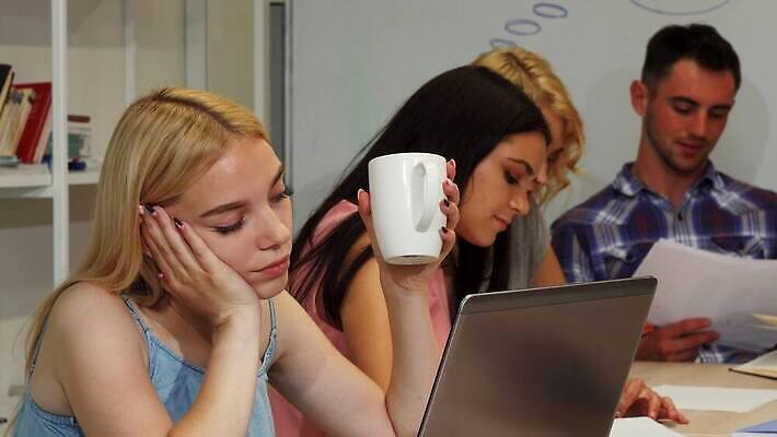 학생 라이프스타일 교육 커피 사업가 통신 교실 학교 노동자 스트레스 아이디어 고등학교 피곤 여러명 학습 스터디 정보 슬픔 업무 비즈니스우먼 그룹 도서관 지루함 집중 대학교 과제 마감 우울증 위기 프로젝트 4K MOV 해외동영상 클립영상 직업 여자 감정 음료 다수 컨셉 비즈니스 사람 생활 작업 직장인 질병 동영상 파일형식