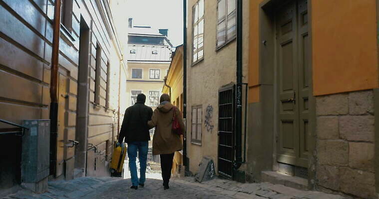 백인 커플 여자 남자 유럽 여행 2 가방 건축양식 가족 거리 주택 스웨덴 사람 성인 야외 건물 여행객 여행가방 산책 도시 좁은 단계 방법 스톡홀름 옛날 조언 4K MOV 해외동영상 클립영상 서양인 건축물 잡화 건축 나라 관계 휴식 북유럽 동영상 파일형식