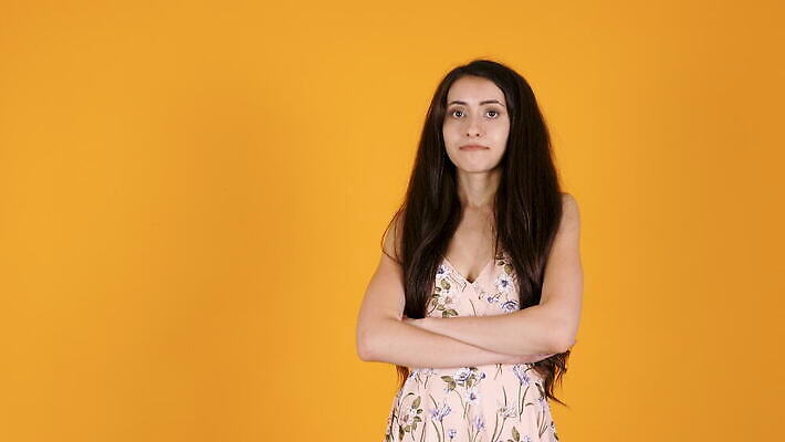 백인 1 학생 응시 여자 유럽 얼굴 백그라운드 생각 오렌지 갈색머리 실내 피곤 사람 앉기 성인 10대 뷰티 슬픔 짜증 표현 지루함 고민 문제 동영상 강렬 4K MOV 해외동영상 클립영상 서양인 헤어스타일 시선 감정 나라 컨셉 과일 모션 청소년 내부 신체부위 파일형식