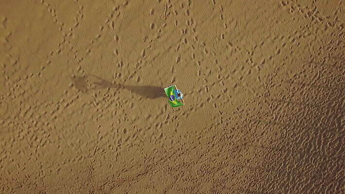 모래 파도 날리기 바람 안테나 사람 사람없음 야외 자유 깃발 심볼 브라질 항공촬영 드론 무료 전국 브라질사람 4K MOV 해외동영상 클립영상 자연요소 바다 뷰포인트 컨셉 통신 모션 날씨 남아메리카 동영상 파일형식