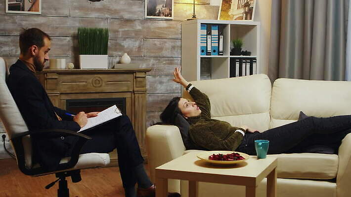 커플 관계 결혼식 수염 함께함 건강 대화 앉기 치료 소파 듣기 모임 환자 의사 아내 충돌 상담 싸움 방문 문제 해결 이혼 정신과 정신과의사 치료사 트러블 헬프 심리치료 4K MOV 해외동영상 클립영상 직업 결혼 컨셉 의자 의학 모션 병원 말하기 의료진 도움 동영상 심리 파일형식