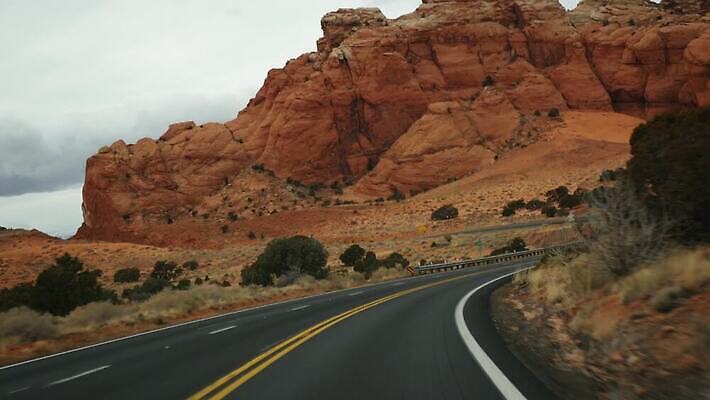도로 여행 자동차 유리 항해 국립공원 사람없음 미국 운전 사막 고속도로 황무지 분위기 땅 인도인 페이지 점토 가뭄 애리조나 그랜드캐니언 루트 방법 서쪽 시온산 자동 지질학 직진 1인칭시점 4K MP4 해외동영상 클립영상 외국인 시선 공원 교육 길 육상교통 컨셉 북아메리카 배_교통 교통시설 모션 재질 날씨 동양인 방향 동영상 파일형식