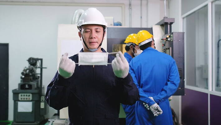 직업 산업 비즈니스 공장 노동자 직장 건강 가면 마스크 안전 사람 동양인 세명 건강관리 기계 화물 업무 작업장 수비 수술 기술자 엔지니어 바이러스 제조 보호 위생 헬멧 창고 확인 경영자 공학 유지 제어 착용 코로나바이러스 뉴노멀 4K MOV 해외동영상 클립영상 교육 컨셉 회사 공업 모션 관리 인종 경제 운송업 작업 보호장비 리더 동영상 파일형식