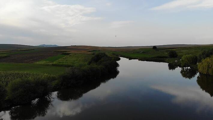 나무 구름 유럽 호수 밭 농업 자연 하늘 안테나 파노라마 풍경 초원 사람없음 야외 초록색 물 여름 파란색 강 농장 농경지 마을 환경 계곡 일몰 봄 전원 시골 신선 숲 방목 땅 장면 내추럴 항공촬영 드론 밭일 수평선 4K MP4 해외동영상 클립영상 자연요소 식물 계절 나라 산업 뷰포인트 컬러 통신 촬영기법 노을 전기에너지 축산업 생태계 동영상 파일형식