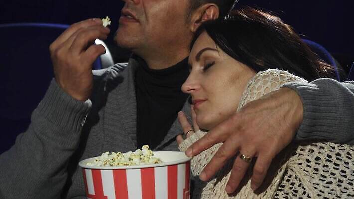 라이프스타일 커플 여자 남자 결혼 데이트 관계 포옹 남편 휴식 함께함 피곤 사랑 사람 두명 기쁨 낭만 아내 잠 날짜 영화관 먹기 필름 손목시계 영화 팝콘 주말 4K MOV 해외동영상 클립영상 감정 시계 컨셉 장신구 안기 모션 문화예술 이벤트 생활 극장 동영상 파일형식