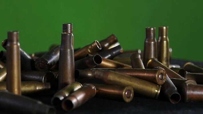 무기 공 안내 사람없음 초록색 금속 스크린 총 껍질 원형 폭력 그룹 위험 군용 전쟁 사냥 슛 육군 총알 놋쇠 총포 MP4 해외동영상 클립영상 도형 컬러 컨셉 재질 군대 사회이슈 동영상 파일형식