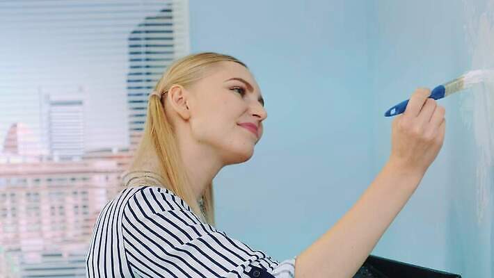 여자 꽃 벽 컬러 창문 아파트 주택 한명 내부 장식 인테리어 사무실 고층빌딩 페인트 방 공구 붓 업무 얼룩 그리기 수리 롤러 페인트붓 화가 DIY 업그레이드 4K MOV 해외동영상 슬로모션 클립영상 식물 직업 1 디자인 비즈니스 모션 촬영기법 사람 빌딩 취미 건물 도구 작업 동영상 파일형식