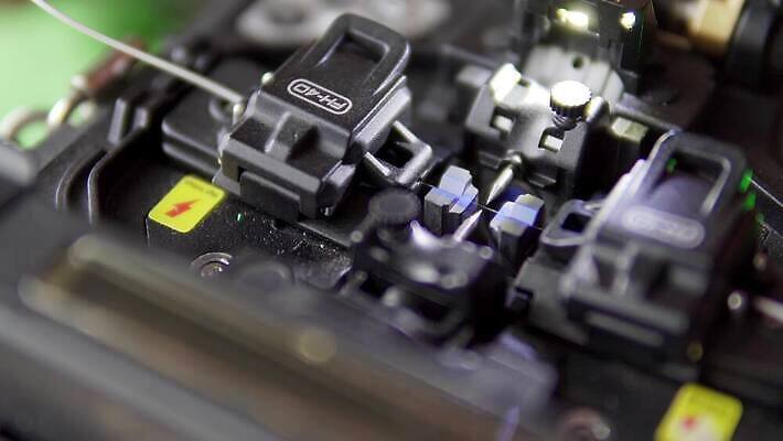 컬러 인터넷 비즈니스 통신 부분 유리 기술 사람없음 빛 컴퓨터 글로벌 디지털 자료 기계 장비 정보 기구 그물 네트워크 플러그 코드 전기에너지 연결 접속 오브젝트 속도 싱글 퓨전 철사 승객 섬유 획득 공학 광학 검안사 4K MP4 해외동영상 클립영상 직업 교육 재질 전자제품 에너지 직물 동영상 파일형식 안경사