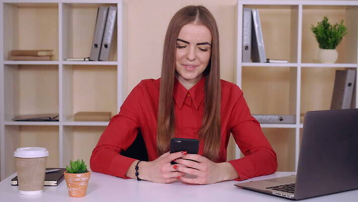 백인 직업 여자 컨셉 인터넷 회사 비즈니스 통신 성공 모바일 노동자 직장 한명 미소 사람 성인 내부 금융 스마트폰 핸드폰 컴퓨터 사무실 스크린 터치 흰색 업무 작업 비즈니스우먼 메시지 어플리케이션 종업원 스마트 책상 나눔 경영 소셜 채팅 셀룰러 4G 4K MOV 해외동영상 클립영상 서양인 1 컬러 가구 표정 IT 경제 전자제품 스마트기기 직장인 동영상 파일형식