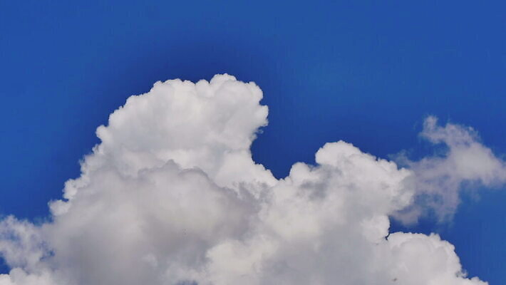 구름 컬러 백그라운드 자연 하늘 날씨 풍경 사람없음 야외 가로 여름 파란색 빛 햇빛 태양 우주 환경 흰색 전원 분위기 장면 천국 솜털 스카이라인 내추럴 오존 적란운 천창 유일 4K 타임랩스 MOV 해외동영상 클립영상 자연요소 계절 컨셉 촬영기법 전기에너지 생태계 동영상 파일형식 구름_자연