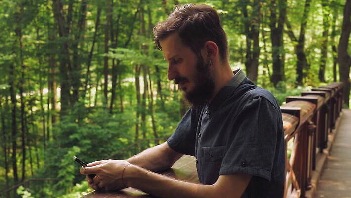 나무 학생 라이프스타일 응시 공원 남자 행복 감정 셔츠 인터넷 텍스트 통신 자연 모바일 수염 갈색머리 한명 서기 야외 스마트폰 핸드폰 태양 귀걸이 타이핑 비즈니스맨 서핑 메시지 무선전화기 와이파이 온라인 타입 문자메시지 채팅 힙스터 4G 4K MOV 해외동영상 클립영상 자연요소 식물 1 헤어스타일 시선 공공시설 패션 상의 비즈니스 장신구 모션 IT 사람 생활 전자제품 스마트기기 수상스포츠 직장인 전화기 생태계 무선인터넷 동영상 파일형식