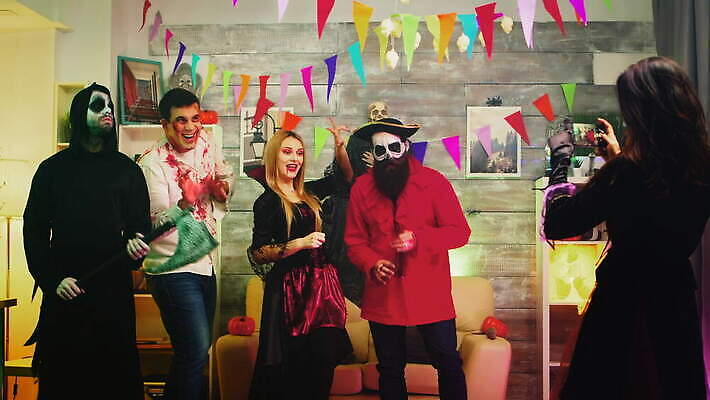 캐릭터 전통 드레스 옷 여자 휴가 장식 친구 스마트폰 파티 방 할로윈 마시기 알코올 춤 위험 무서움 악마 마녀 긍정 변장 해적 나쁜 초능력 호러 4K MOV 해외동영상 클립영상 감정 컨셉 관계 모션 문화예술 사람 이벤트 핸드폰 스마트기기 도둑 공포 동영상 파일형식