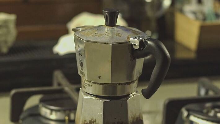 직업 커피 음료 음식 백그라운드 주전자 아침 휴식 사람없음 컵 갈색 금속 주방 식당 기계 이탈리아 카페 장비 기구 신선 뜨거움 클래식 맛 아침식사 콜롬비아 냄비 수증기 굽기 오브젝트 준비 복고 만들기 아로마 수납 기선 카푸치노 에스프레소 모카 양조 철강 카페인 4K MOV 해외동영상 클립영상 주간 식기 유럽 컬러 컨셉 배_교통 모션 재질 주방용품 상점 식사 남아메리카 솥 구이 동영상 파일형식