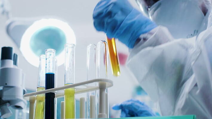 직업 산업 로우앵글 과학 노동자 현미경 실험 작업복 안전 컴퓨터 약 장비 업무 실험실 바이러스 연구원 과학자 시설 생물학 각도 감염 공학 해결 조제 혁명 개발 돌봄 살균 4K MOV 해외동영상 클립영상 옷 교육 뷰포인트 컨셉 의학 모션 실험기구 전자제품 작업 만들기 동영상 학자 파일형식