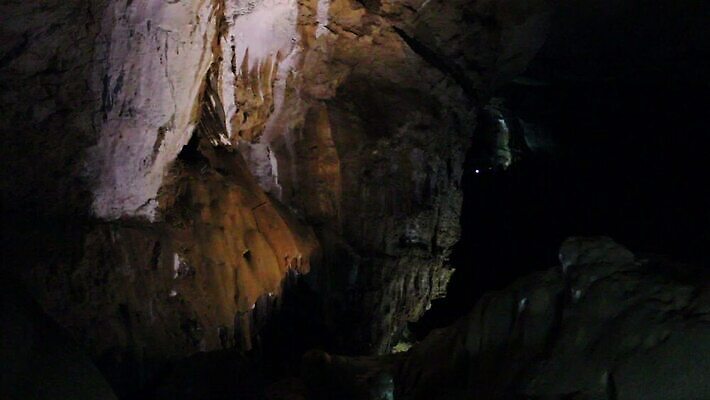 모자 응시 공원 지구 벽 여행 자연 바람 휴가 산 실내 그림자 미소 사람 성인 여행객 걷기 탐험 바위 손전등 시간 구멍 역사 동굴 지하 내추럴 석회암 옛날 종유석 지질 지질학 MOV 해외동영상 클립영상 자연요소 시선 잡화 공공시설 교육 모션 날씨 조명 표정 내부 암석 돌_바위 생태계 동영상 파일형식