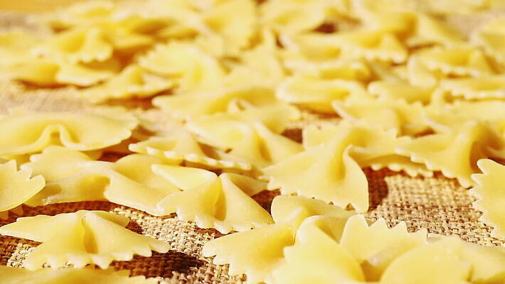 전통 음식 재료 건조 파스타 요리 사람없음 앞모습 노란색 식사 이탈리아 이탈리아음식 맛 밀 질감 날것 건강식 생식 탄수화물 파르팔레 맛있는 MOV 해외동영상 클립영상 유럽 뷰포인트 컬러 컨셉 곡류 서양음식 동영상 파스타면 파일형식