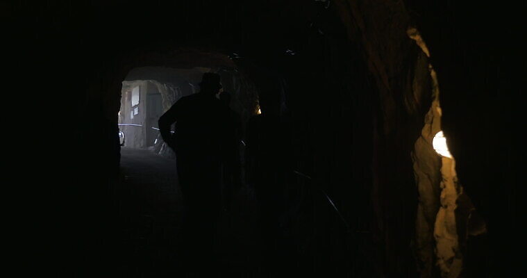 직업 남자 산업 노동자 사람 사람없음 어둠 산책 그룹 터널 땅 지하 광부 떠남 채석 4K MOV 해외동영상 클립영상 길 모션 휴식 동영상 파일형식