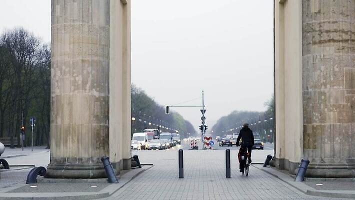 외관 유럽 문화 스포츠 여행 겨울 건축양식 하늘 독일 야외 건물 도시풍경 조각상 자전거 어둠 가을 바위 도시 역사 심볼 대문 장면 타운 베를린 천연기념물 랜드마크 수도권 전국 4K MOV 해외동영상 클립영상 건축물 계절 건축 나라 풍경 조형물 문 바이크 돌_바위 지역 동영상 파일형식