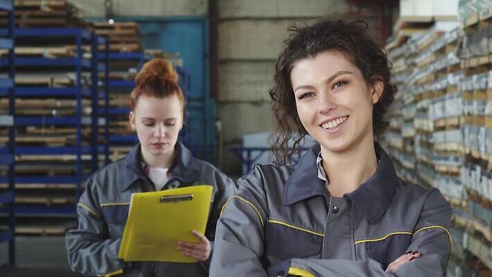 직업 산업 유니폼 회사 비즈니스 통신 공장 성공 노동자 함께함 미소 두명 화물 작업 작업실 기술자 엔지니어 제조 주식 종업원 창고 동료 긍정 수납 소매 경영 분배 조작 공급 4K MOV 해외동영상 클립영상 옷 컨셉 공업 관계 표정 사람 금융 운송업 동영상 파일형식