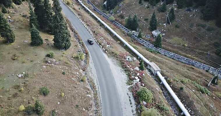 나무 도로 선 여행 교통시설 자동차 자연 산 안테나 그림자 풍경 사람없음 초록색 여름 운전 가을 시골 고속도로 운전사 정상 숲 아스팔트 언덕 회전 파이프 항공촬영 드론 루트 방법 선로 카자흐스탄 가문비나무 4K 알마티 MP4 해외동영상 클립영상 식물 직업 계절 아시아 길 육상교통 뷰포인트 컬러 교통 통신 모션 시설 생태계 동영상 파일형식