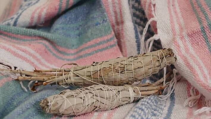 포장 요가 휴식 여러명 사람없음 치료 장식 미국 약재 흰색 의식 분위기 약초 샌들 신비 인도인 청소 허브 보따리 유기농 향기 캘리포니아 아로마테라피 연소 세이지 자연요법 초능력 핸드메이드 4K MP4 해외동영상 클립영상 외국인 식물 웰빙 컬러 다수 신발 컨셉 북아메리카 의학 사람 동양인 약 풀_식물 냄새 테라피 동영상 파일형식