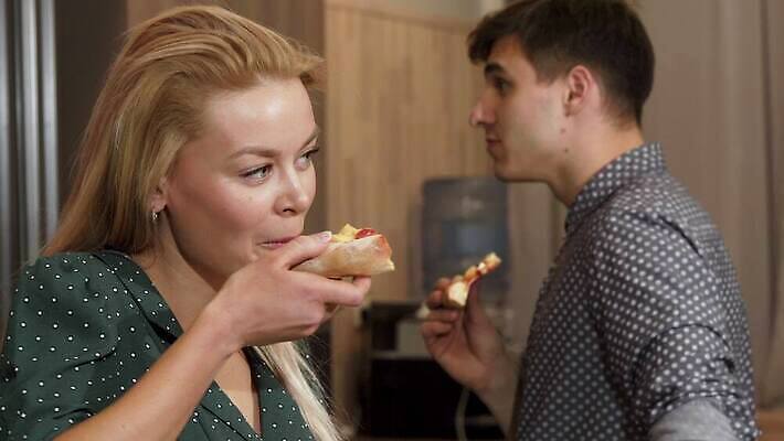 라이프스타일 커플 기념일 행복 음료 가족 관계 남편 부동산 휴가 주택 기념 피자 패스트푸드 함께함 발렌타인데이 미소 두명 와인 식사 저녁식사 이탈리아 낭만 축하 알코올 아내 날짜 선택 맛 기아 배고픔 서비스 주말 대여 렌탈 핸드메이드 맛있는 4K MOV 해외동영상 클립영상 감정 유럽 컨셉 데이이벤트 주류 서양음식 표정 사람 이벤트 건물 생활 재산 인스턴트 사회이슈 동영상 파일형식